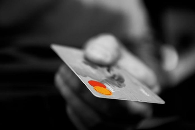Po kradzieży karty bankomatowej złodziej trzykrotnie wypłacił pieniądze z rachunku bankowego pokrzywdzonej osoby