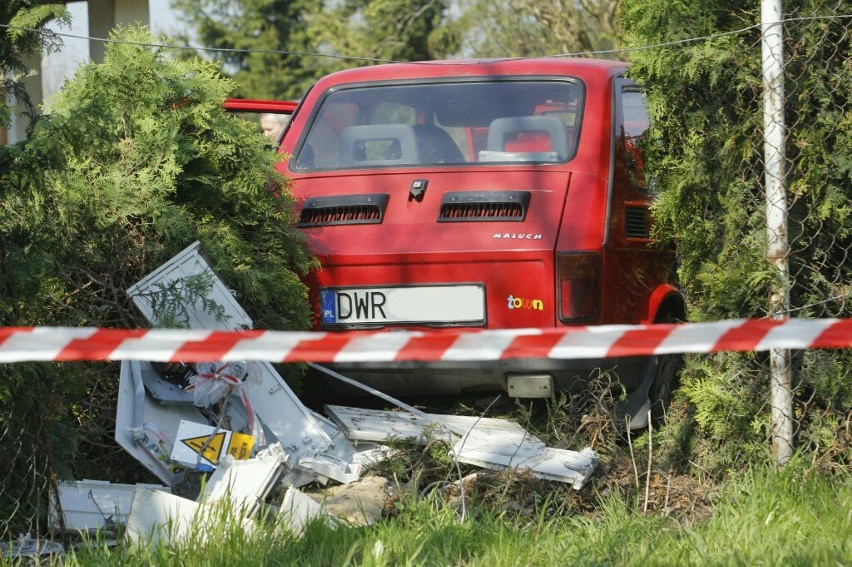 Mały fiat przeleciał przez ogrodzenie. Kierowca nie żyje (ZDJĘCIA)