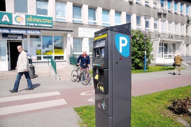 Przed wejściem do przychodni pacjent podróżujący samochodem musi wykupić bloczek parkingowy.