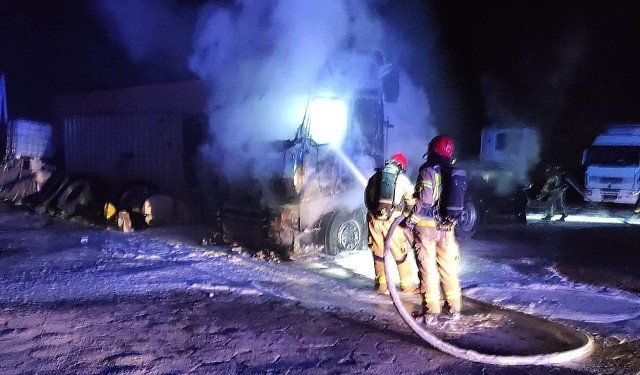 W Łapach spłonął samochód osobowy oraz ciężarówka