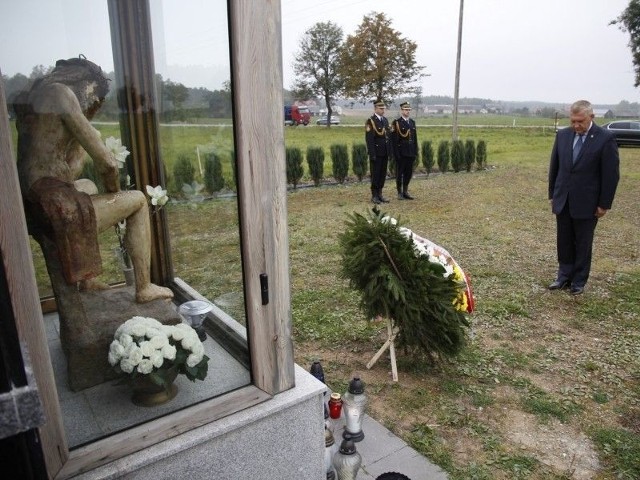 Prezydent Białegostoku złożył kwiaty przed kaplicą upamiętniającą tragedię