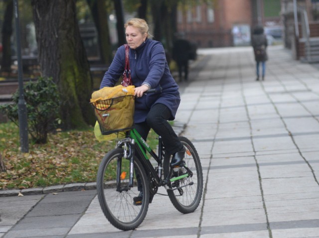 Maria Szymkowiak z Zielonej Góry dużo jeździ rowerem do pracy i na zakupy. - Na deptaku nie są potrzebne szlaki dla rowerów, szkoda pieniędzy, trzeba jeździć ostrożnie - mówi.