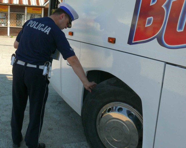 Kontrola autobusu przez policję pozwala uniknąć nieszczęścia na drodze.