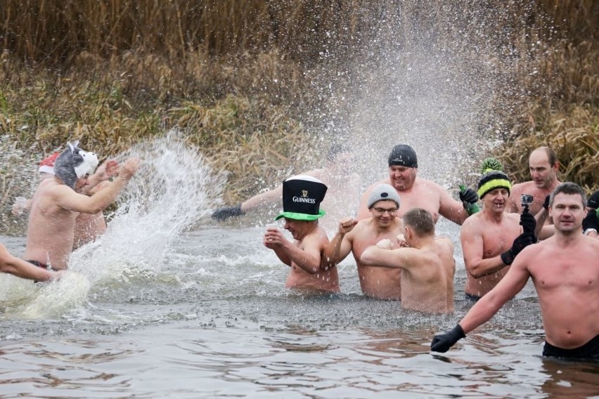 Uhowskie morsy witały w rzece Narew nadchodzący rok