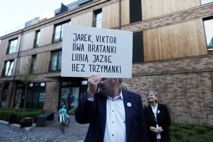 Solidarnościowy protest przed konsulatem węgierskim w Krakowie