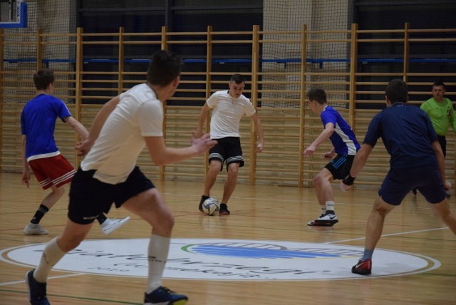 Nie brakowało emocji i walki fair-play podczas pierwszego dnia turnieju halowego Begi Futsal Cup w Białobrzegach.