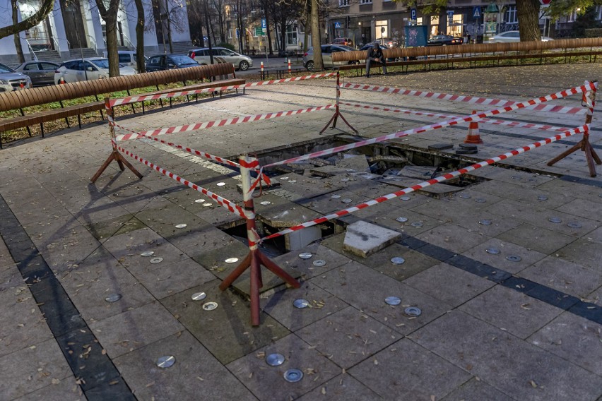 Kuriozum w Krakowie. Zniszczona nowa fontanna na placu Axentowicza. Wjechały w nią... miejskie służby