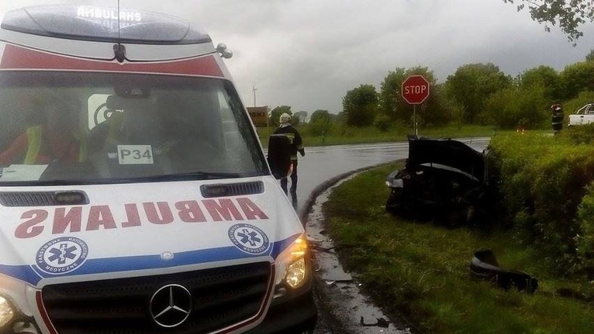 Wypadek na krajowej szóstce. Nie zatrzymała się przed znakiem "stop" [wideo]