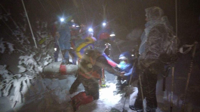 GOPR uratował pięciu turystów na Babiej Górze ZDJĘCIA Akcja trwała ponad 5 godzin