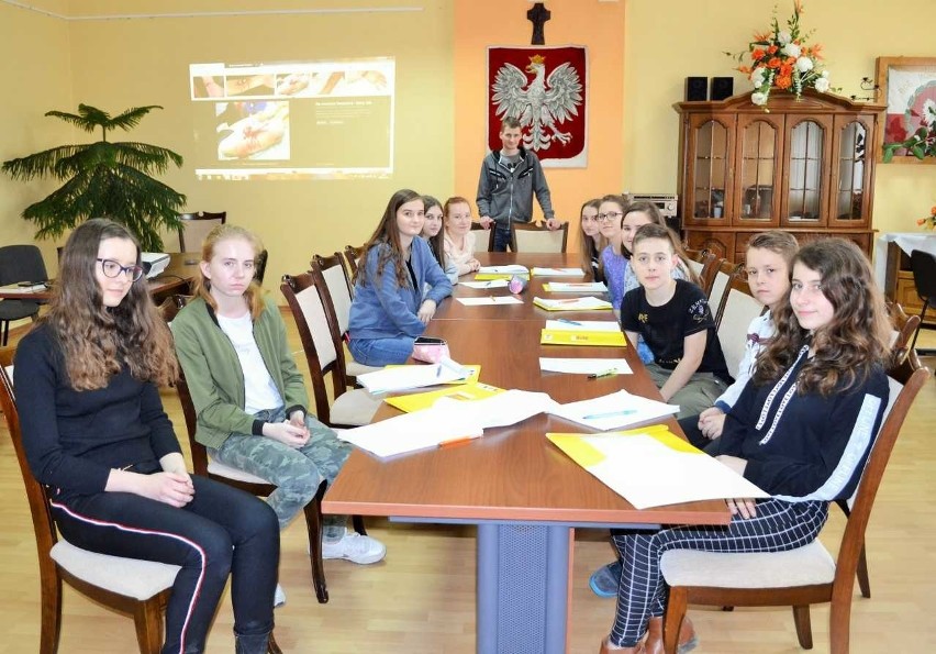 Młodzieżowa Grupa Ratownicza z Samborca bierze udział w szkoleniu z pierwszej pomocy przedmedycznej, aby potem szkolić  rówieśników 