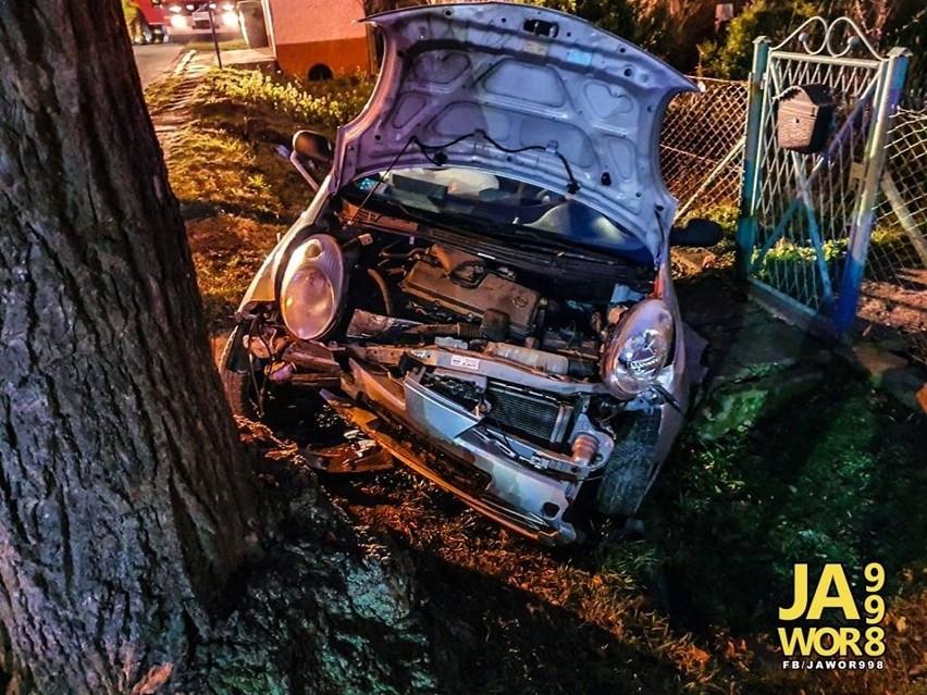 Nissan rozbił się na drzewie. Auto zostało mocno rozbite [ZDJĘCIA]