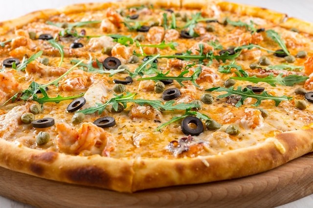 Międzynarodowy Dzień Pizzy.Ten przysmak zna chyba każdy. Na cienkim cieście, na grubym, z serem, salami, sosem, oliwkami, pieczarkami, czy ananasem. Dla każdego coś miłego. Ilu jest ludzi na Ziemi, tyle istnieje wariacji na temat pizzy. A jaka jest Twoja ulubiona?
