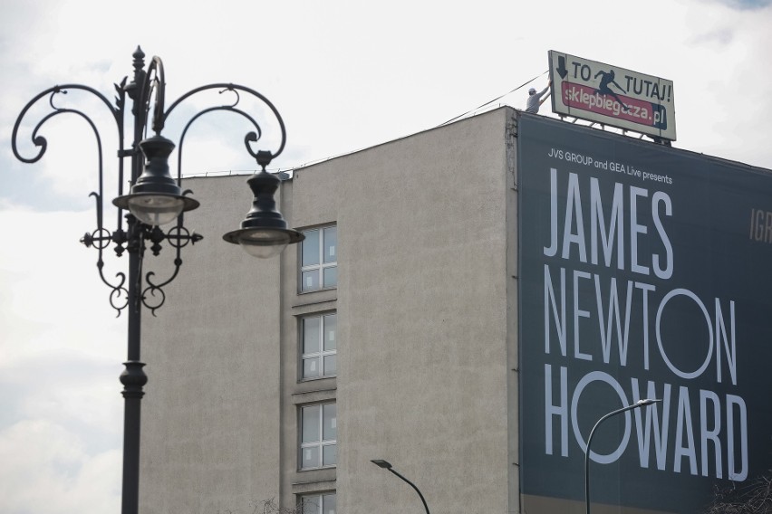 Ściągnęli dwie reklamy, które szpeciły budynek dawnego hotelu Cracovia