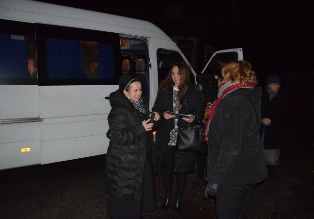 Polskie rodziny długo czekały na przyjazd dzieci z Ukrainy. W Suchedniowie miały być w piątek wieczorem, dotarły o 2.30 w sobotę. Na zdjęciu od lewej siostra Julia Wolska, która przyjechała wraz z nimi i Agnieszka Buras - koordynator akcji pomocy.