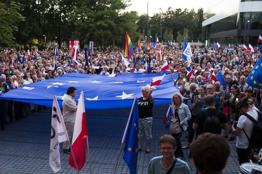 "Europo, nie odpuszczaj!" Protest w obronie sądów w Krakowie