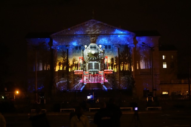 W czwartkowy wieczór w Poznaniu odbył się Festival of Lights, czyli spektakl światła, dźwięku oraz efektów specjalnych. Na fasadzie Teatru Wielkiego w niesamowity, zapierający dech w piersiach sposób pokazano historię Powstania Wielkopolskiego.Przejdź dalej i zobacz kolejne zdjęcia --->