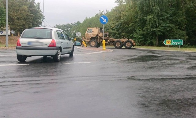 Ciężarówka należąca do amerykańskiej armii wpadła w poślizg na mokrej po deszczu jezdni.