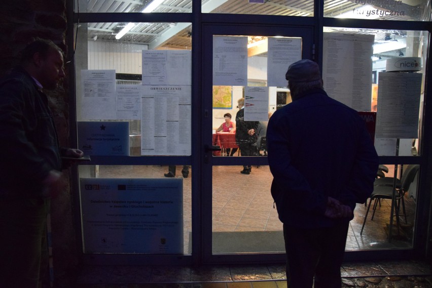 Wybory samorządowe 2018. W Głuchołazach pierwszy głosujący stawił się przed lokalem wyborczym jeszcze przed godziną 7.00
