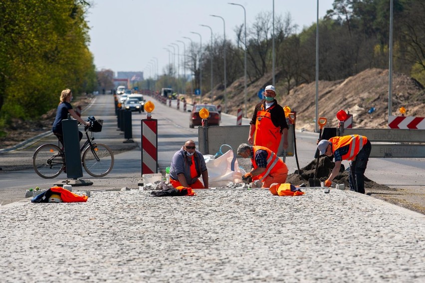 Prace przy budowie buspasów na ul. Gdańskiej posuwają się do...