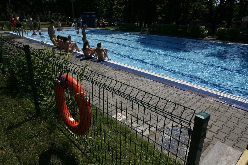 Kupa wpadła do basenu w Katowicach. Obiekt został zamknięty,...