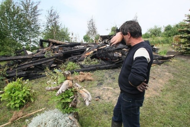 Ktoś podpalił, nie wiem czy z zemsty czy przez zazdrość &#8211; Adam Kuroś z gminy Górno, któremu w piątek nad ranem spłonął domek agroturystyczny, nie mógł poradzić sobie z emocjami patrząc na zgliszcza.