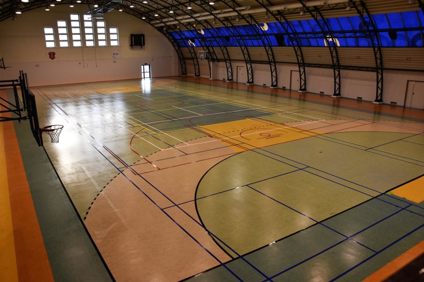 Trwa remont hali sportowej w Staszowie. Zobacz jak idą prace (ZDJĘCIA)