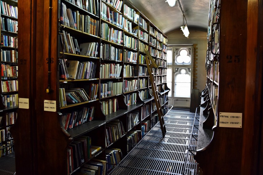 Biblioteka Uniwersytecka się przenosi. Półtora miliona książek czeka na transport [FILM, ZDJĘCIA]