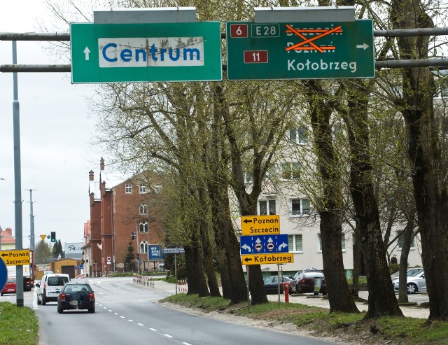 Kierowcy jadący ul. Fałata w Koszalinie trafiają na taką zagadkę - Kołobrzeg w prawo i w lewo - co wybrać?
