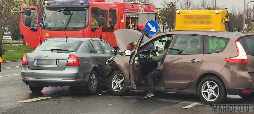 Zderzenie dwóch aut na alei Witosa w Opolu. Sprawca dostał...