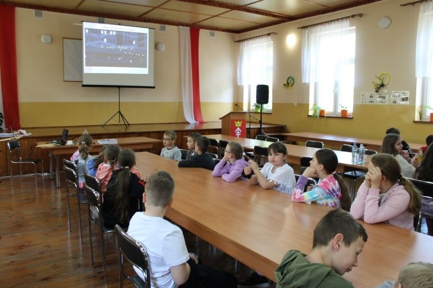 Warsztaty literackie dla dzieci i młodzieży w Czarnocinie. Gościem była pisarka Monika Sawicka- Kacprzak. Zobaczcie zdjęcia