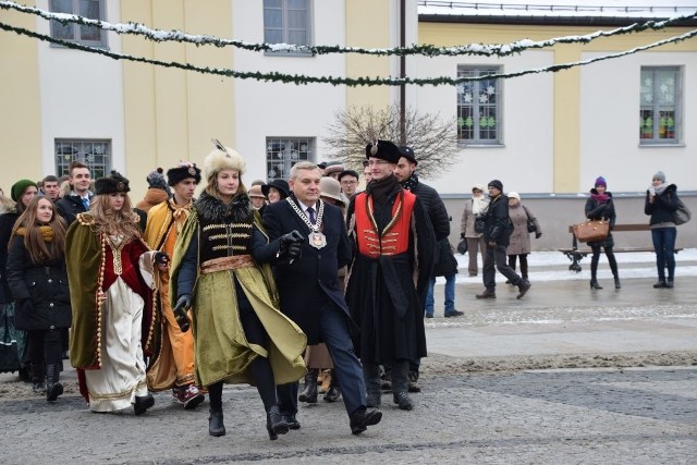 W pierwszej parze poloneza kroczył prezydent miasta.