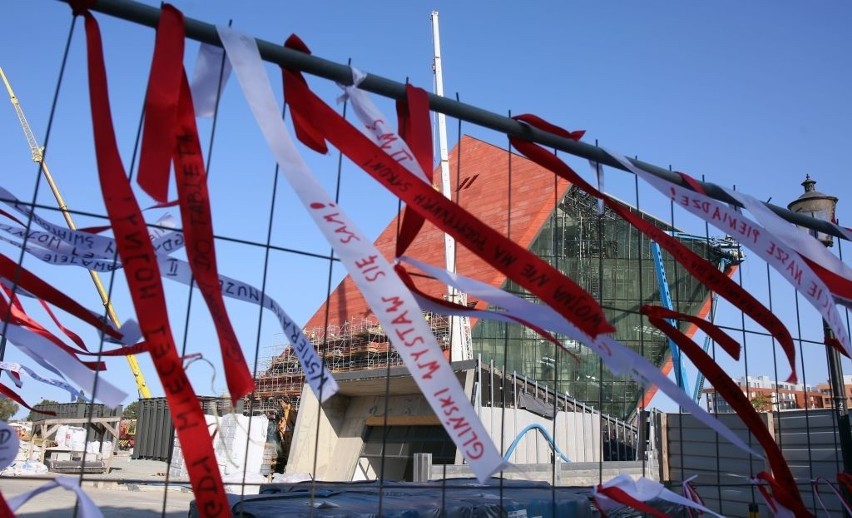 Biało-czerwone wstążki przy Muzeum II Wojny Światowej