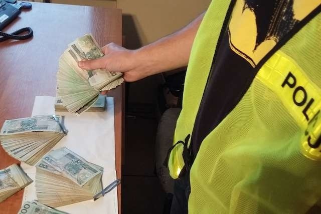 Policjanci odzyskali ponad 70 tysięcy złotych. Za resztę złodzieje kupili sprzet RTV i wydali na zachcianki