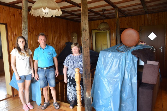 Państwo Syrkowie ze Szczerbic postemplowali sufit w holu deskami, które wichura zrzuciła z ich dachu