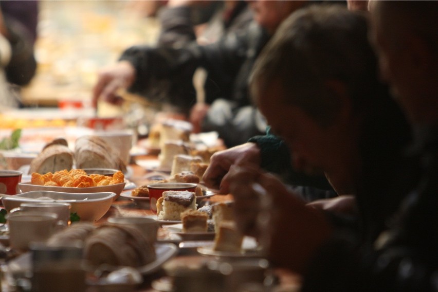 Nie wyrzucaj jedzenia po świętach. Przynieś potrawy do schroniska dla bezdomnych w Tarnobrzegu
