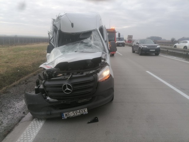 Na autostradzie A4 bus wbił się w tył naczepy tira.