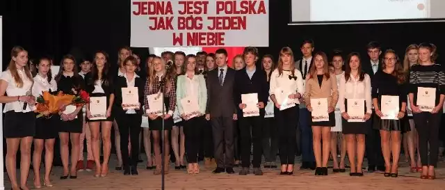 Burmistrz Włoszczowy Bartłomiej Dorywalski (w środku) wręczył stypendia 24 najzdolniejszym gimnazjalistom w gminie.