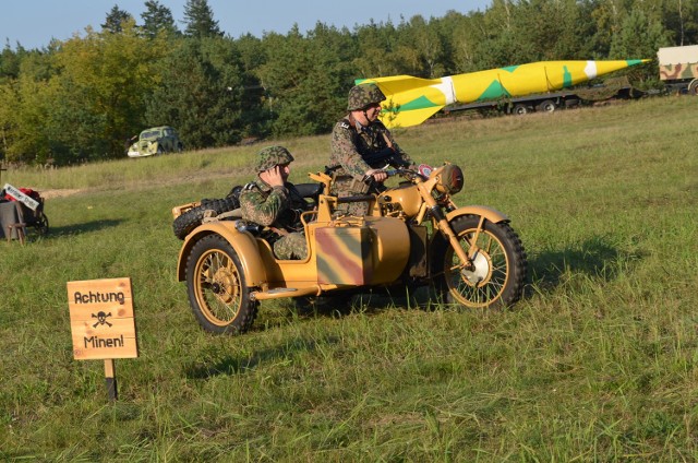 Po raz szósty spotkaliśmy się na poligonie w Wierzchucinie. Jak mówią organizatorzy, sobotnia inscenizacja historyczna była pod wieloma względami  wyjątkowa.  W tym roku nie skupiano się tylko na  historii ściśle tajnego poligonu rakietowo-doświadczalnego „Heidekraut“  - „Wrzos“ funkcjonującego od  czerwca 1944 r. do stycznia  1945 r. w Borach Tucholskich. Podczas inscenizacji mieliśmy okazję przenieść się do Holandii, skąd niemieckie jednostki rakietowe o po szkoleniach na poligonie „Heidekraut“  wystrzeliwały rakiety V2  na Londyn czy Paryż. Natknęli się tam na aliantów lądujących w ramach  operacji Markert Garden. ***Pogoda na dziś, 29.08.2016, wideo: TVN Meteo Active/x-news