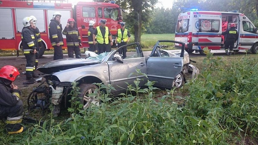 Gmina Głowaczów. Wypadek w Moniochach. Młody kierowca uderzył drzewo, a jazdę skończył w rowie 