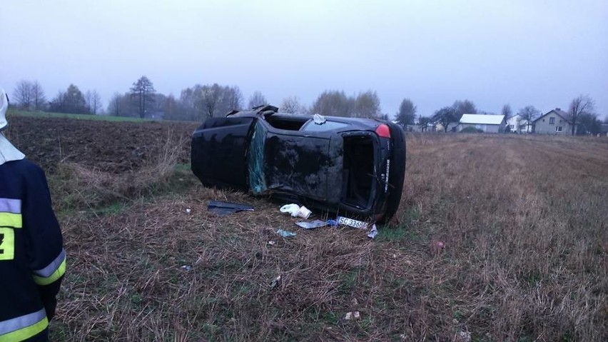 Młody kierowca stracił panowanie nad pojazdem i dachował w...