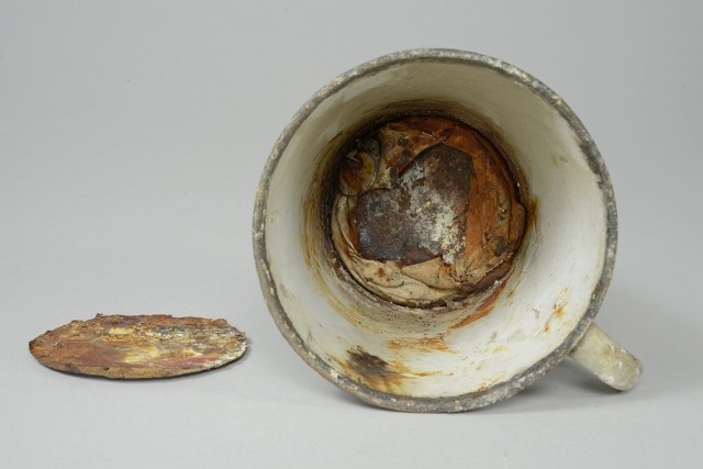 Złoty pierścionek był ukryty w podwójnym dnie kubka, który znajduje się w Muzeum Auschwitz