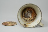 Sensacyjne odkrycie w Muzeum Auschwitz. Złoty pierścionek ukryty w kubku [ZDJĘCIA]