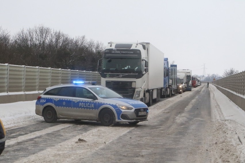 Groźny wypadek na wschodniej obwodnicy Wrocławia. Policja eskortuje pług