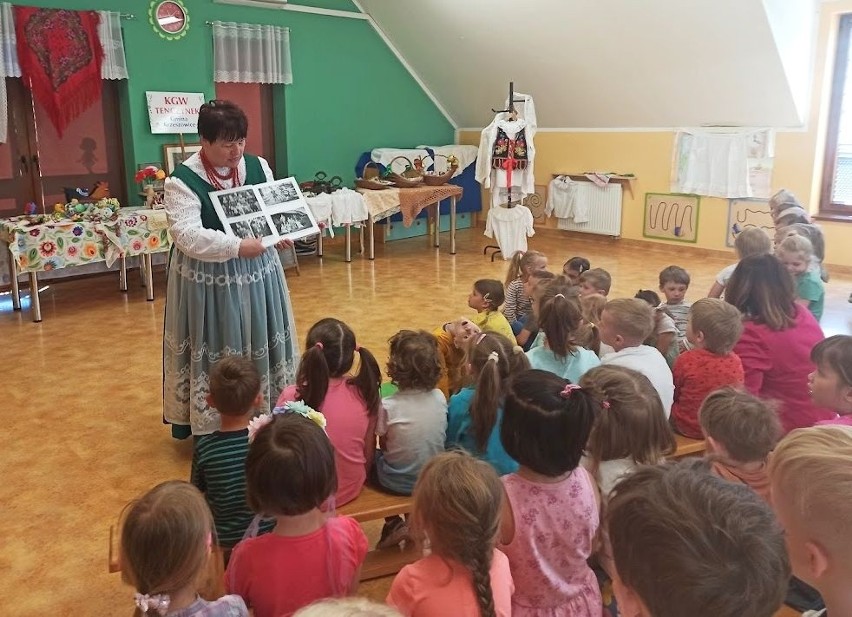 Spotkanie z tradycją i kultura ludową w przedszkolu w...
