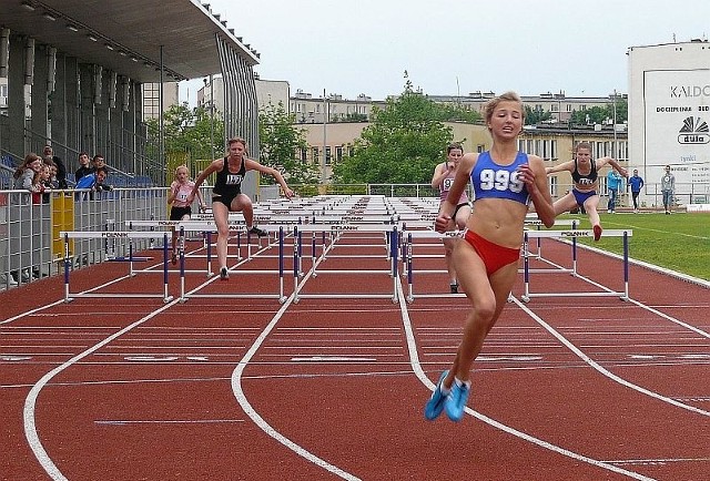Karolina Kołeczek nie zawiodła, wygrywając zdecydowanie swoje biegi. Na dystansie 200 metrów poprawiła swój rekord życiowy. Na zdjęciu zawodniczka Trójki Sandomierz w wygranym biegu na 100 metrów przez płotki.