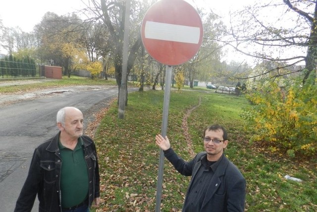 Tadeusz Słowik i Wiesław Rok mówią, że ten znak można przesunąć o 100 metrów i umożliwić dojazd.