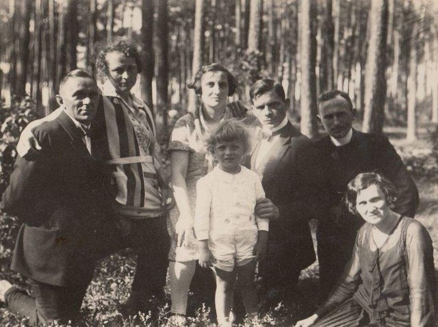 Rodzinny wypad za miasto. W środku Jadwiga i Antoni Rembowicz z synem Gwidonem. Po prawej - ks. Aleksander Różek, brat Jadwigi.