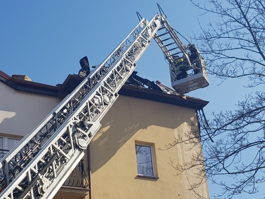 Ukrainiec rzucił niedopałek. Płonęły 4 auta i hotel [ZDJĘCIA]