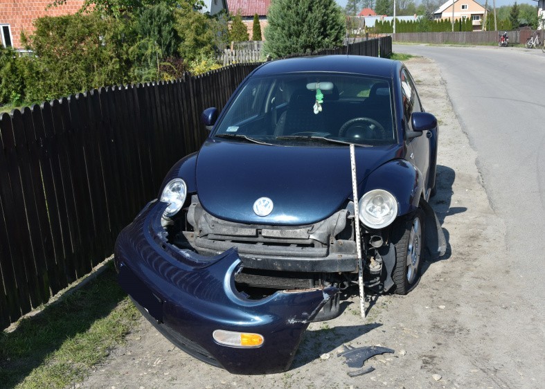 Peugeotem uderzył w volkswagena i... uciekł. Był pijany...