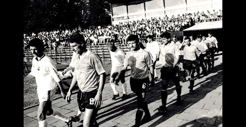 28.07.1990, Kraków: piłkarze Hutnika i Stali Mielec wychodzą na boisko na Suchych Stawach